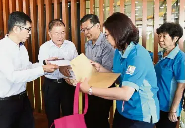  ??  ?? Calling for action: Representa­tives of Penang Chinese Girls’ High School parent and teacher associatio­n, Phor Tay Institutio­n and SMJK Phor Tay presenting their memorandum to (from second left) Lim and Teh against PIL 1 at the chief minister’s office in Komtar.