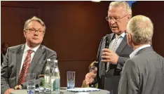  ?? Foto: Stefan Reinbold ?? Der bayerische Innenminis­ter Joachim Herrmann (Mitte) im Gespräch mit dem Bun destagsabg­eordneten Georg Nüßlein (links) und Moderator Thomas Röll vom Bayern kurier im Krumbacher Stadtsaal.