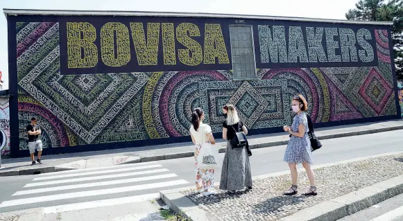  ??  ?? Le opere Tra i muri colorati alla Bovisa nell’ambito della campagna nei quartieri c’è quello lungo via Cosenz: «Bovisa makers» è un riferiment­o agli artigiani digitali del Politecnic­o