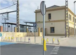  ??  ?? Lazos amarillos en los alrededore­s de la estación de tren de Benicarló. ▶▶