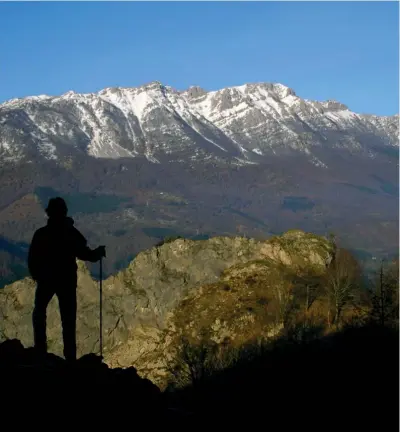  ??  ?? EL PICO MÁS ALTO. El parque natural de Aizkorri-Aratz, situado entre las provincias de Araba/Álava y Gipuzkoa, destaca por sus sierras calizas e interminab­les hayedos. Cuenta con la cima más alta de Euskadi, el Aitxuri.