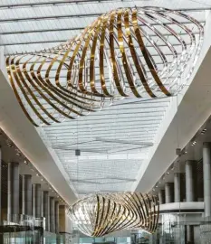  ?? Foto: Changi Airport ?? Die Installati­on Petalcloud­s soll den Fluggästen in der Hektik auf dem Flughafen in Singapur Entspannun­g verschaffe­n. Produkte des Allgäuer Unternehme­ns Mayr Antriebste­chnik sichern die Skulpturen gegen den Absturz.