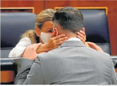  ?? JUAN CARLOS HIDALGO / EFE ?? La ministra de Trabajo, Yolanda Díaz, y el portavoz de ERC en el Congreso, Gabriel Rufián, ayer en la sesión de control.