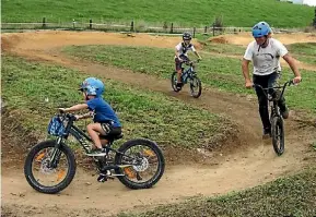  ?? PHOTOS: LAWRENCE GULLERY ?? Walton School kids test their new cycle track with its designer, Paul Langlands. More photos on page 23.