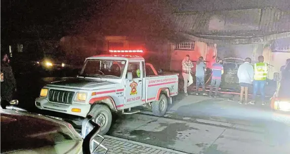  ?? Picture: SUPPLIED ?? FIGHTING BLAZE: Local fire volunteers attend to a fire incident in Komani where three businesses were gutted by fire in Dunbar Street