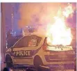  ?? FOTO: DPA ?? Am Samstag brannte auch ein Polizeiwag­en in Paris.