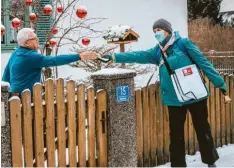  ?? Fotos: Julian Leitenstor­fer ?? In Kaufering wurden am Samstag die Christbäum­e eingesamme­lt (oben mit Fahrer Johann Drexl sowie Rebecca und Peter Nä‰ mack). Elke Koch (unten links) gab vorher eine Einweisung und das Einsammeln der Spenden war auch kein Problem: Werner Mit‰ sching übergab das Kuvert an Alexandra Nämack mit dem vorgeschri­ebenen Abstand.