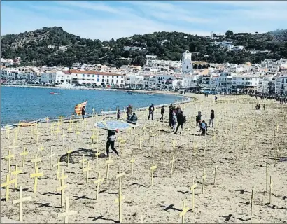  ?? GERARD VILÀ / ACN ?? Plantada de cruces en la playa de El Port de la Selva, en Girona
