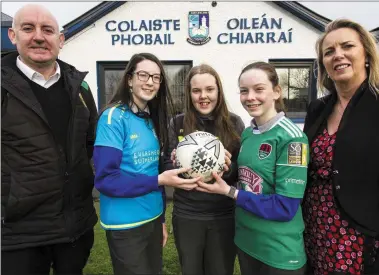  ?? Photo by John Reidy ?? At Castleisla­nd Community College / Coláiste Phobail Oileán Chiarraí for the announceme­nt of details of Saturday’s Kerry Girls Soccer League Fundraiser were Kerry Girls Soccer League Director Noel White with students Éabann Kearney, Grace O’Callaghan and Bella Harmon; and Theresa Landers, acting college principal.