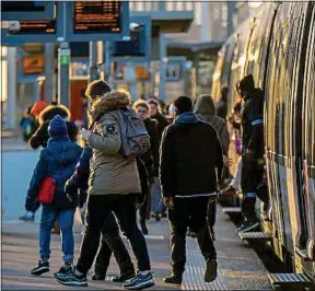  ??  ?? Les Francilien­s restent toujours aussi peu à l’aise dans les transports.