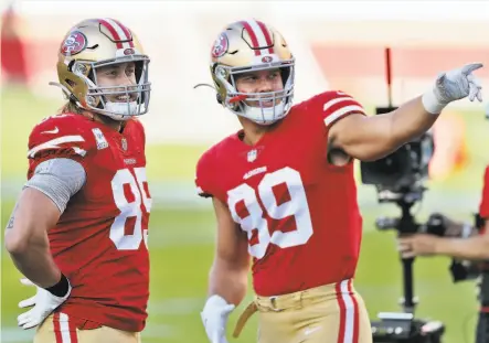  ?? Carlos Avila Gonzalez / The Chronicle ?? George Kittle ( 85) talks with fellow tight end Charlie Woerner before the 49ers’ loss to Philadelph­ia on Oct. 4.