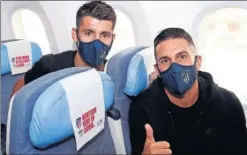  ??  ?? Morata y Koke, en el avión que les trasladó a Lisboa.