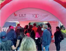  ?? ?? Stand Il corner della Lilt, presente al Giro d’Italia: qui si distribuis­cono (gratis) bottiglie di olio extra vergine di oliva