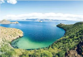  ??  ?? Bahía Concepción, un paraíso de playas semivírgen­es, como El Requesón, El Coyote y El Burro.