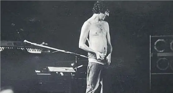  ?? (GENTILEZA FINO PIZARRO) ?? Antes del escándalo. García con la mano en el cinturón, antes de su acto de exhibicion­ismo. Fue en Atenas, en 1983.