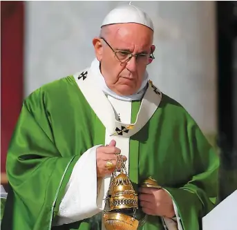  ?? PHOTO AFP ?? Hier, le pape François célébrait sur la place Saint-Pierre une messe lançant un synode d’évêques du monde entier de quatre semaines consacré aux jeunes.