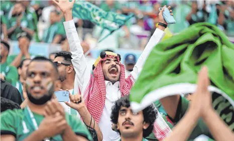  ?? FOTO: ROBERT MICHAEL/DPA ?? Tausende Fans aus Saudi-Arabien haben ihre Mannschaft in Katar unterstütz­t, auch in der Heimat gab es zahlreiche Public Viewings.