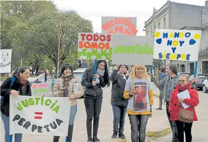  ?? JOSÉ ALMEIDA ?? Pancartas. Un pequeño grupo de amigos de la familia Pastorizzo hizo un pedido de justicia.