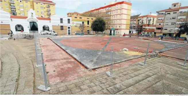  ?? FOTOS: ALBERTO DOMÍNGUEZ ?? Estado que presenta actualment­e la plaza Paco Toronjo, donde se pueden apreciar zanjas abiertas y tuberías por colocar.