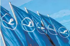  ?? FOTO: ARNOLD/DPA ?? Fahnen mit dem Logo der Lufthansa: Der Bund hatte ein Viertel der größten Fluggesell­schaft Europas im Zuge der Corona-Krise gekauft.