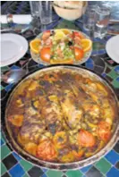  ??  ?? Slasna klopa Kakva poslastica u pustinji: riba s povrćem ispod peke i salata