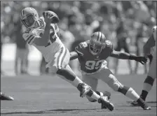  ?? JOSE LUIS VILLEGAS/SACRAMENTO BEE ?? Packers quarterbac­k Aaron Rodgers is sacked by the 49ers' Aldon Smith at Candlestic­k Park in San Francisco on Sunday, Sept. 8, 2013.