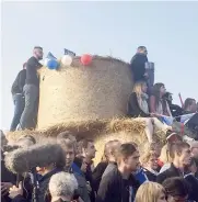  ??  ?? Pour voir Marine Le Pen, les gens se juchaient là où ils pouvaient, certains sur d’immenses bottes de foin.