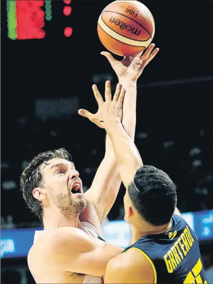  ?? FOTO: EFE ?? Pau Gasol lanza un gancho de izquierda ante Graterol. El líder del equipo español resultó imparable en la zona