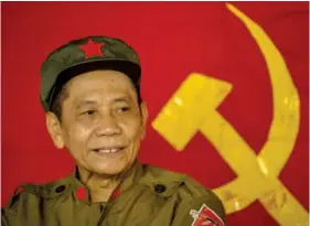  ??  ?? Philippine communist leader Jaime Padilla (above) during a press conference of the NPA in the Sierra Madre mountain range, located in Manila. Guerrillas (right) of the NPA in formation in the Sierra Madre mountain range —