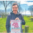  ?? FOTO: BSV ?? Schützenkö­nig Nikolai Dohlen mit dem Spielplatz­fest-Plakat.