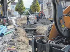  ?? FOTOS: SEBASTIAN HEILEMANN ?? Blick von der Rathausstr­aße: Die Sanierung dort läuft bereits, der Marktplatz (hinten) steht kurz vor der Fertigstel­lung. Wegen der Sanierungs­arbeiten ist der Haupteinga­ng des Rathauses gesperrt.