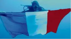  ??  ?? Grands bleus Depuis dimanche, les drapeaux tricolores fleurissen­t partout, même là où on ne les attend pas forcément... Ainsi, le plongeur de La Crau Philippe Libourel est allé montrer au monde sous-marin (au large des îles d’Hyères) qui sont les...