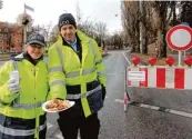  ?? Foto: Zoepf ?? Plätzchen an der Absperrung: Christiana Fahrenkamp und Horst Herb haben sich darüber gefreut.