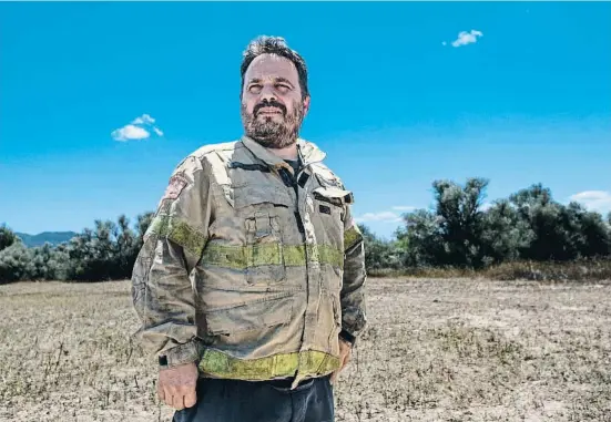  ?? Xavi Jurio ?? Marc Castellnou, de Tivissa, el dia de Sant Joan davant del parc de Móra d’Ebre amb un camp d’oliveres al fons