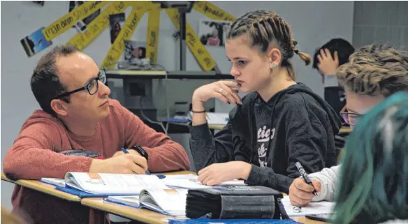  ?? FOTOS: SARAH SCHABABERL­E: ?? Unterricht auf Augenhöhe: Sebastian Schmidt kümmert sich intensiv um Cathleen.