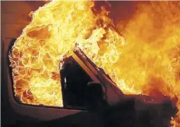  ?? BILD: ANDRE VAN ELTEN 261 NEWS ?? Brennendes Fahrzeug: Flammen schlagen aus der Fahrerkabi­ne des Transporte­rs.