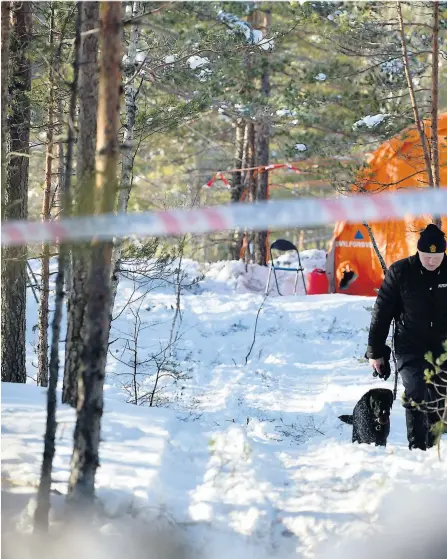  ??  ?? GRAVD NED: Politiet leter med hunder etter flere levninger av den avdøde 45-åringen på gården på Simonstad i Åmli. Det ble slått full drapsalarm tirsdag.