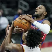  ?? CARLOS OSORIO — THE ASSOCIATED PRESS ?? Detroit Pistons guard Josh Jackson and Cleveland Cavaliers guard Collin Sexton battle for control during the second half of Monday’s game in Detroit.