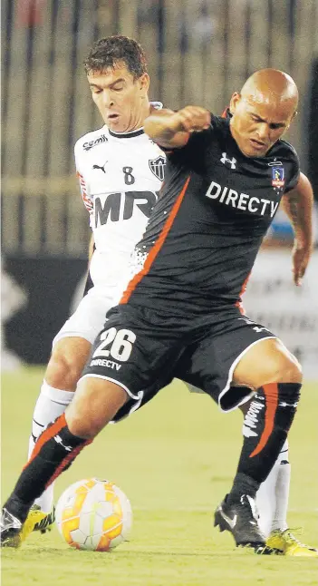  ?? FOTO: AGENCIAUNO/ARCHIVO ?? Suazo defiende el balón ante la marca de Donizete.