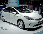  ??  ?? La Toyota Prius Hybrid combina benzina ed energia elettrica. Quando è ferma il motore termico è sempre spento