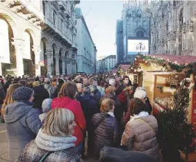  ?? LaPresse ?? Tra Duomo e Galleria Folla in fila ai mercatini di Natale per le strade del centro di Milano