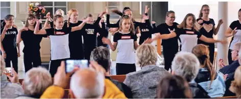  ?? FOTO: FLORA TREIBER ?? Schüler der Sekundarsc­hule tanzten in der Kirche vor den Zuhörern der Diskussion­srunde.