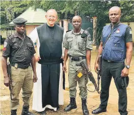 ??  ?? Polizeisch­utz nach Priester-Mord für Pater Karl in Nigeria