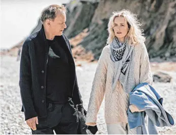  ?? FOTO: WILD BUNCH ?? Stellan Skarsgård und Nina Hoss spielen in „Rückkehr nach Montauk“ein Liebespaar, das sich nach vielen Jahren wieder begegnet.