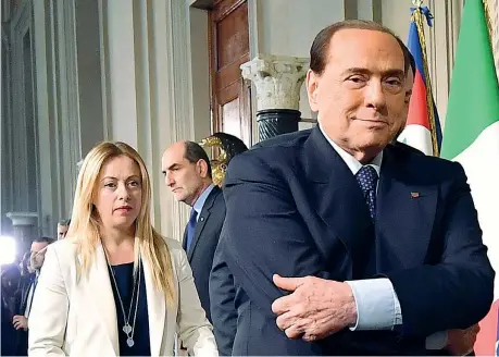  ??  ?? Al Quirinale Il leader di Forza Italia Silvio Berlusconi, 81 anni, con l’alleata di Fratelli d’italia Giorgia Meloni, 41 anni il 7 maggio dopo le consultazi­oni(ansa)