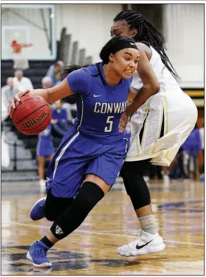  ?? Arkansas Democrat-Gazette/THOMAS METTHE ?? Conway’s Myia Yelder (5) drives to the basket past Little Rock Central’s Ariyanna Hall during the third quarter of Conway’s 59-54 victory Friday in Little Rock.