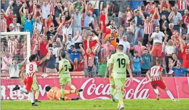  ??  ?? DECISIVO. José Corpas bate a Cristian Álvarez y brinda al Almería su primera victoria en Liga.