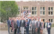  ?? FOTO: STADT KLEVE ?? Die Delegation aus Ronse, die zum 50-jährigen Jubiläum der Schenkung nach Warbeyen kam, mit Bürgermeis­terin Sonja Northing.