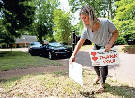  ?? MAX GERSH / THE COMMERCIAL APPEAL ?? Averi Davis places a thank you sign in a yard Tuesday, April 28, 2020, in Germantown.