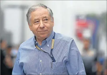  ??  ?? Jean Todt, el presidente de la FIA, durante una de sus visitas al 'paddock' de la Fórmula 1.